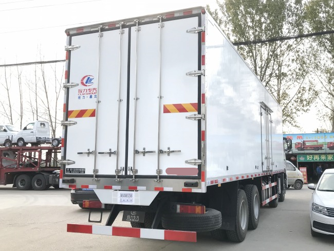 (Longitud: 9.4 metros) Camión refrigerado Dongfeng Tianlong con cuatro ejes delante y ocho ejes en la parte trasera