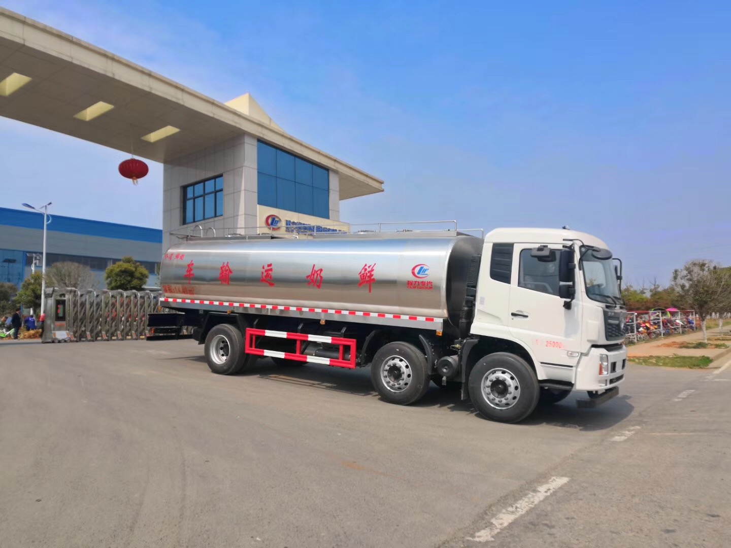 Camión de transporte de leche fresca Dongfeng Tianlong de 15 toneladas