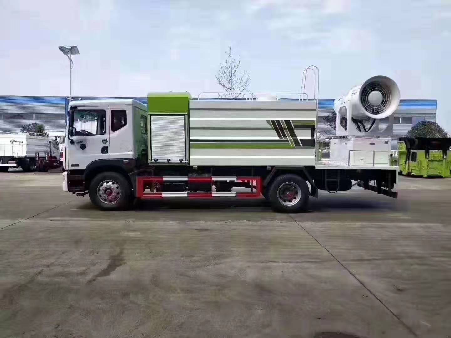 Vehículo multiusos de supresión de polvo Dongfeng D9 Dolica (12 metros cúbicos)