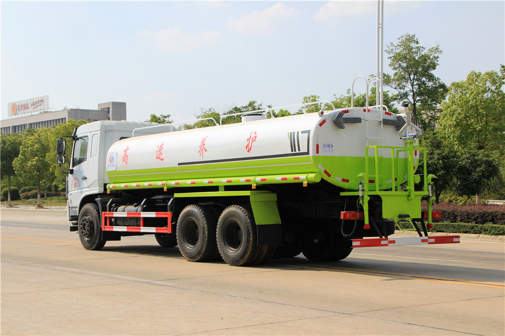 Camión aspersor de Dongfeng montado en la parte inferior trasera con eje dual de 20 metros cúbicos de agua