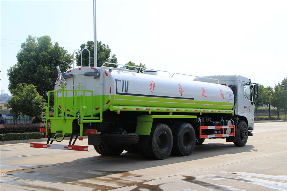 Camión aspersor de Dongfeng montado en la parte inferior trasera con eje dual de 20 metros cúbicos de agua