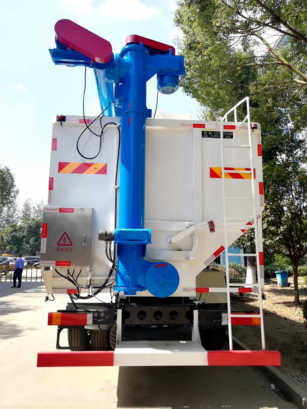 Vehículo de transporte de alimentación en polvo Dongfeng Tianlong delantera-cuatro trasera-ocho [40 cúbicos]