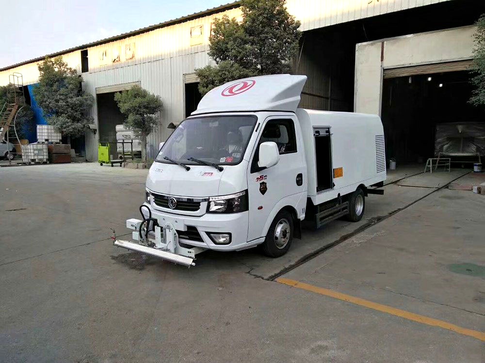 【1.5 capacidad cúbica, matrícula azul】 vehículo limpiador de carreteras Dongfeng Tu Yi