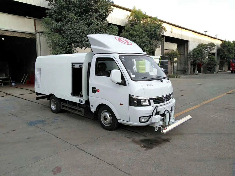 【1.5 capacidad cúbica, matrícula azul】 vehículo limpiador de carreteras Dongfeng Tu Yi