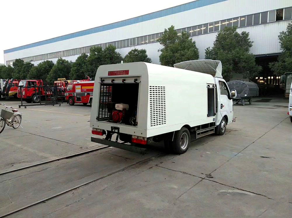 【1.5 capacidad cúbica, matrícula azul】 vehículo limpiador de carreteras Dongfeng Tu Yi