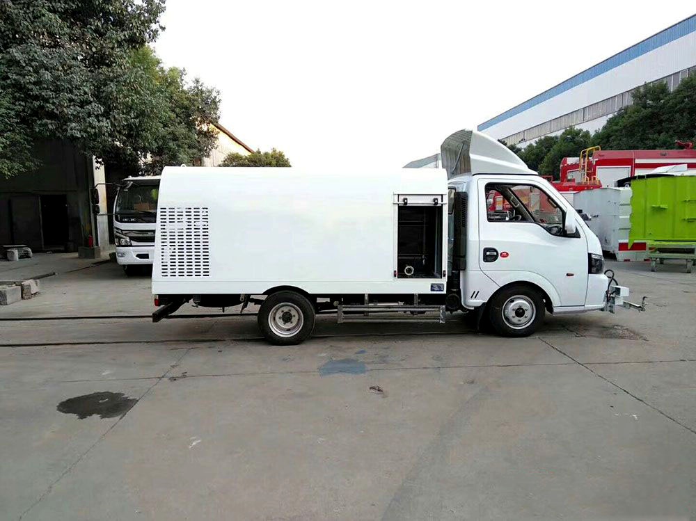 【1.5 capacidad cúbica, matrícula azul】 vehículo limpiador de carreteras Dongfeng Tu Yi
