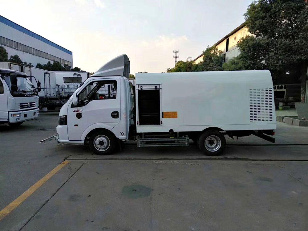 【1.5 capacidad cúbica, matrícula azul】 vehículo limpiador de carreteras Dongfeng Tu Yi