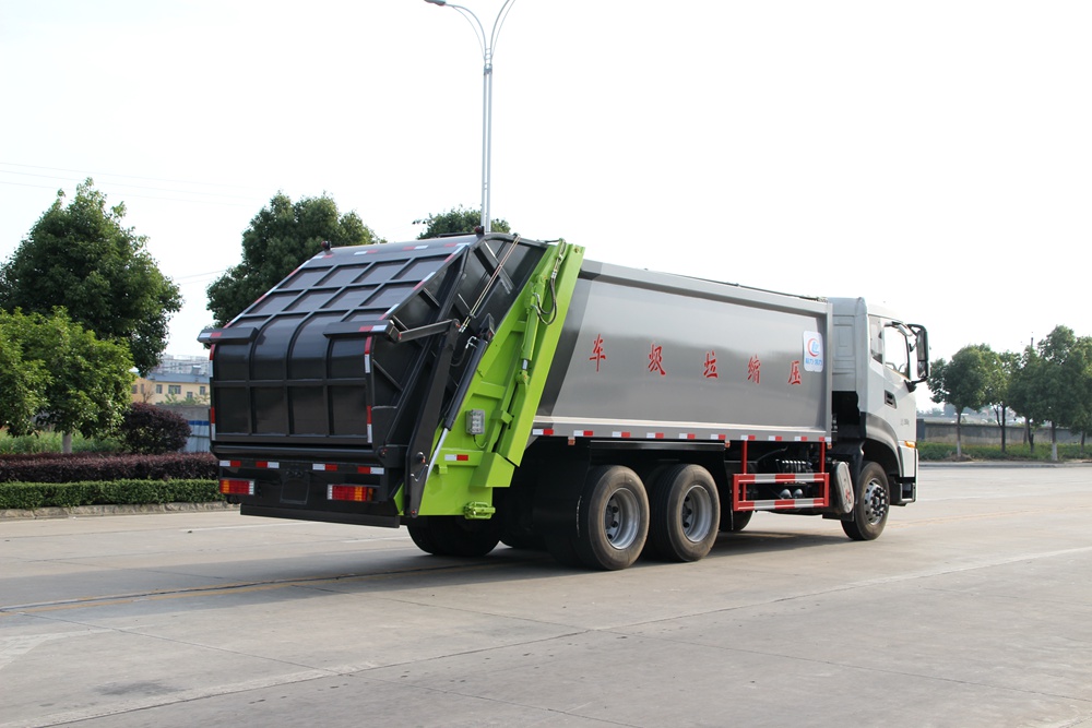 Camión de basura Dongfeng Tianlong con eje trasero doble y compresión de 18 cubic metros