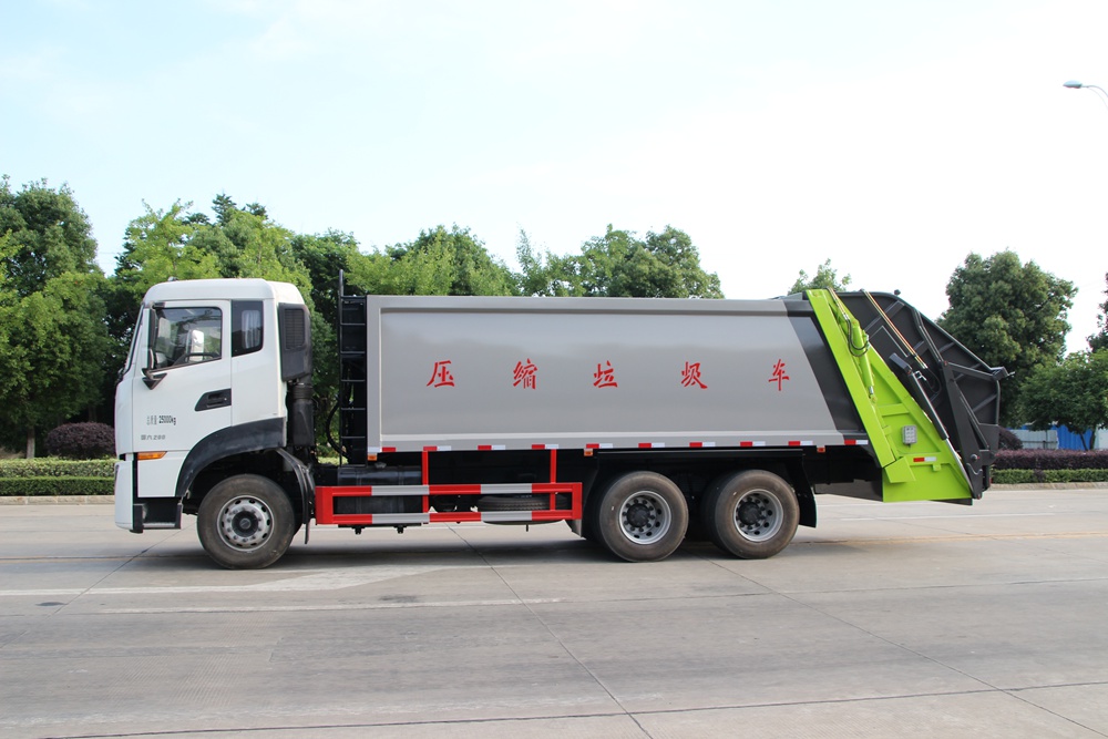 Camión de basura Dongfeng Tianlong con eje trasero doble y compresión de 18 cubic metros