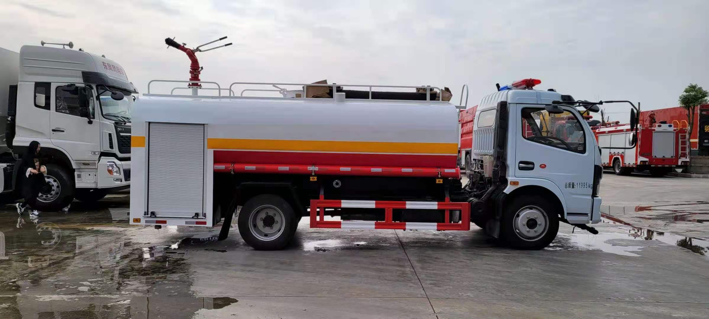 Camión cisterna de bomberos Dongfeng Dolica 8 toneladas