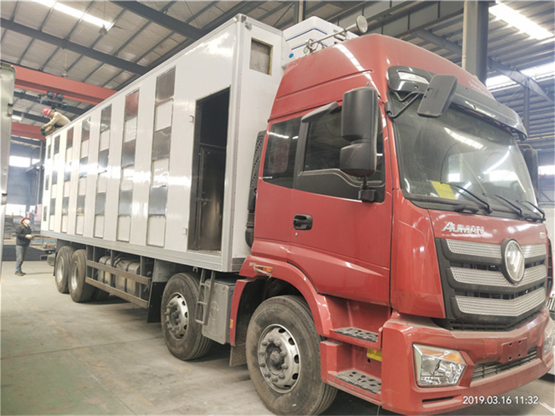Camión de transporte de ganado de delantero-frente-rear-ocho de Futian Ouman
