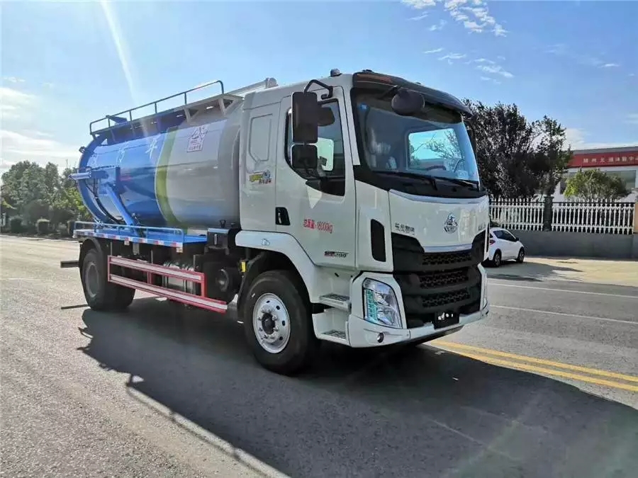 Camión de succión de aguas residuales Dongfeng Li Auto 12 toneladas