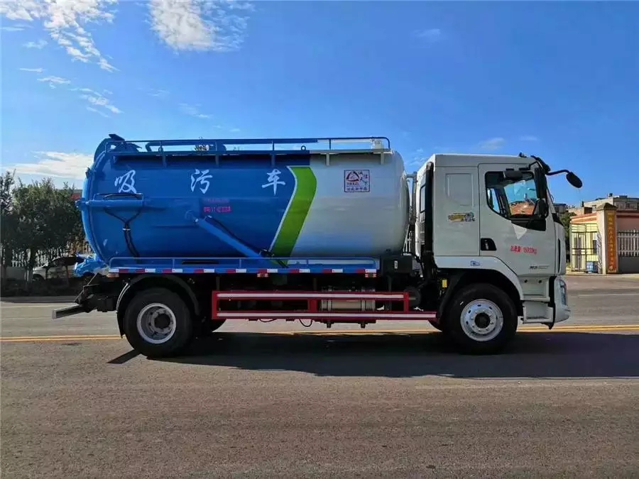 Camión de succión de aguas residuales Dongfeng Li Auto 12 toneladas