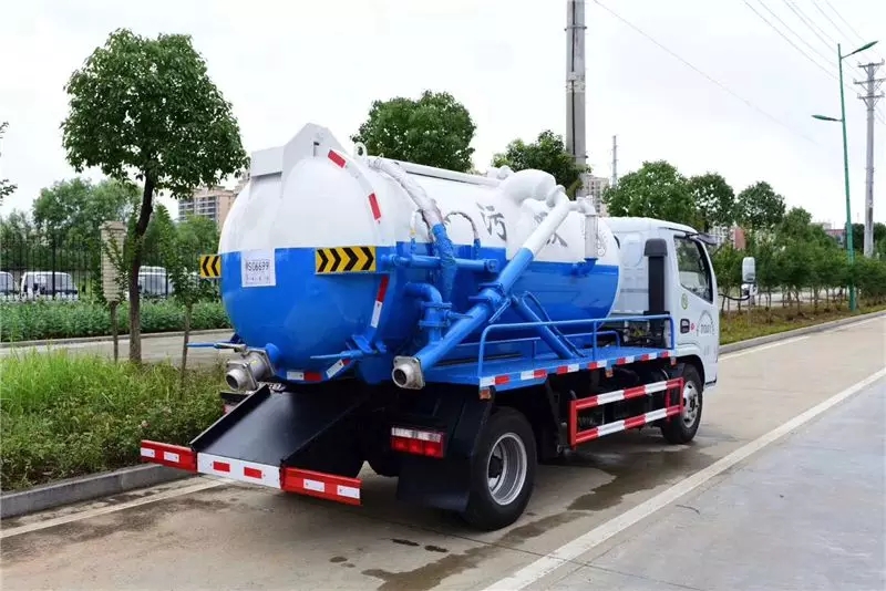 Camión de succión de aguas residuales Dongfeng Dolica 5 toneladas