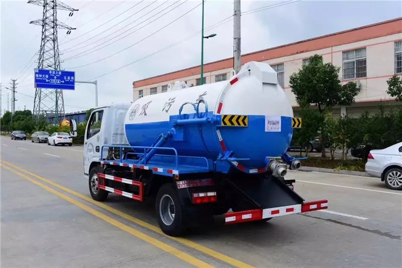 Camión de succión de aguas residuales Dongfeng Dolica 5 toneladas