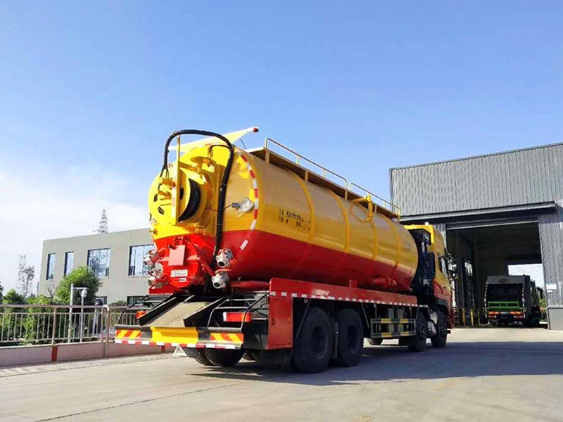 Vehículo de limpieza y succión de aguas residuales delantero cuatro trasero ocho de Dongfeng