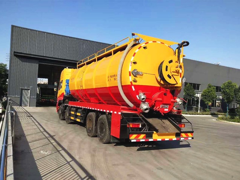 Vehículo de limpieza y succión de aguas residuales delantero cuatro trasero ocho de Dongfeng