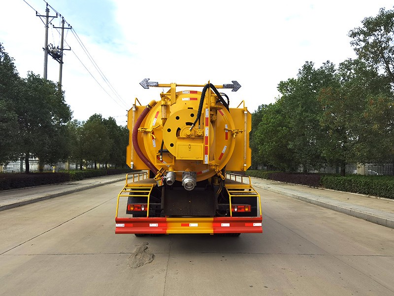 Vehículo de absorción de aguas residuales de forma cuadrada del Dongfeng Tianjin