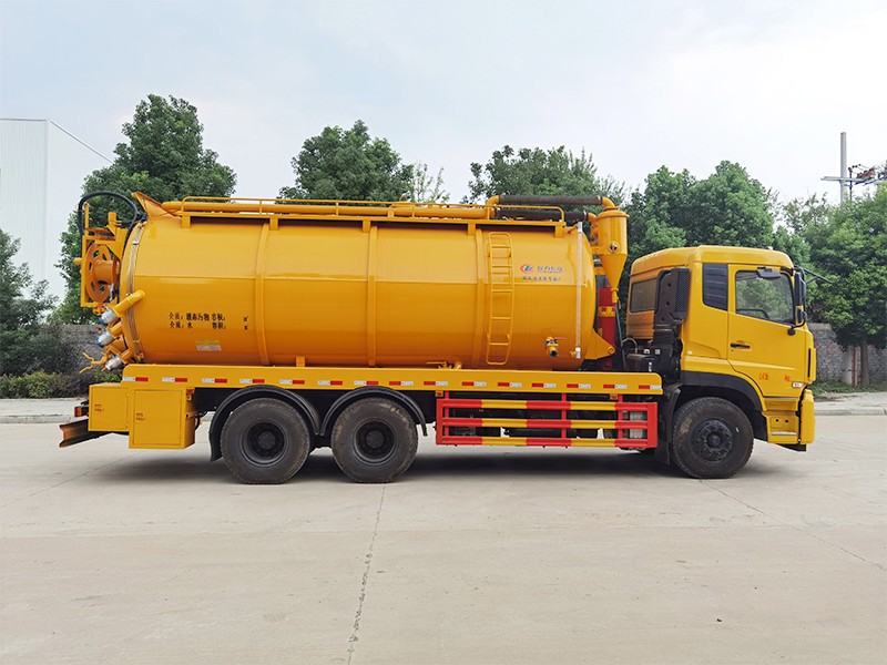 Vehículo de succión de aguas residuales trasero de ocho ruedas del Dongfeng Tianlong