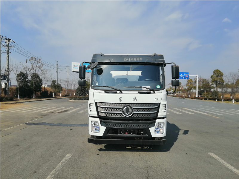 Camión aserrador Dongfeng montado en la parte inferior D17 con eje trasero dual y 20 metros cúbicos de agua