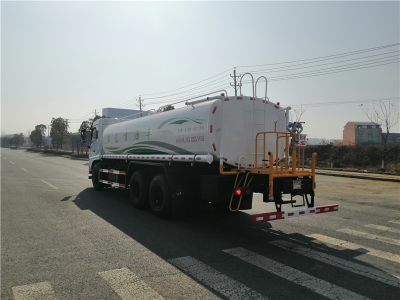 Camión aserrador Dongfeng montado en la parte inferior D17 con eje trasero dual y 20 metros cúbicos de agua