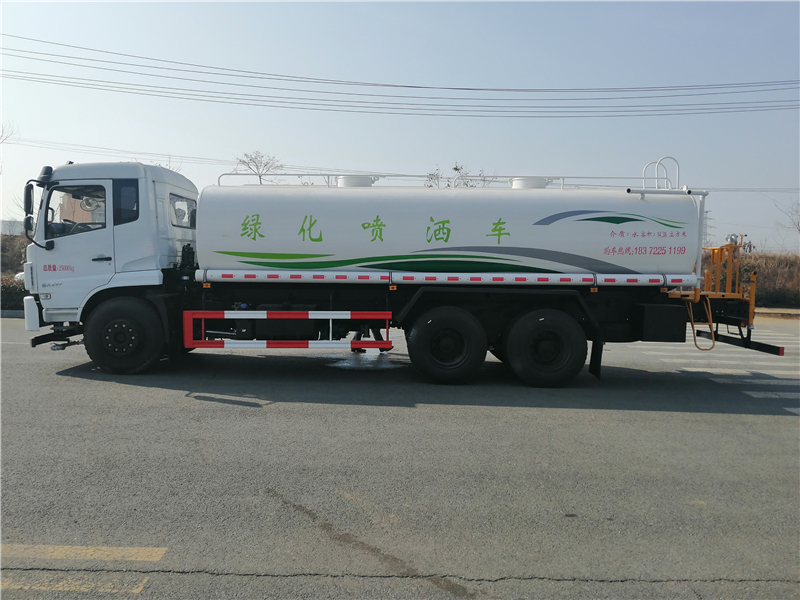 Camión aserrador Dongfeng montado en la parte inferior D17 con eje trasero dual y 20 metros cúbicos de agua