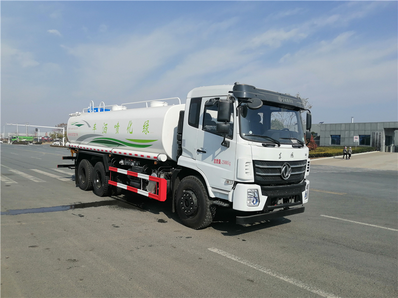 Camión aserrador Dongfeng montado en la parte inferior D17 con eje trasero dual y 20 metros cúbicos de agua