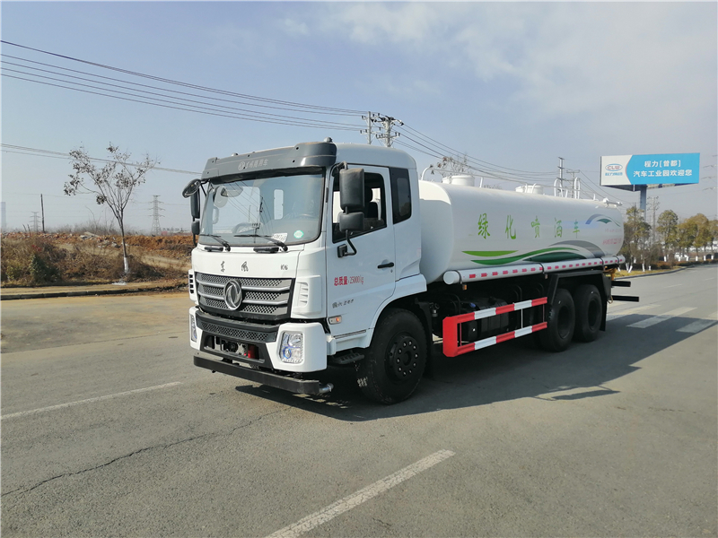 Camión aserrador Dongfeng montado en la parte inferior D17 con eje trasero dual y 20 metros cúbicos de agua