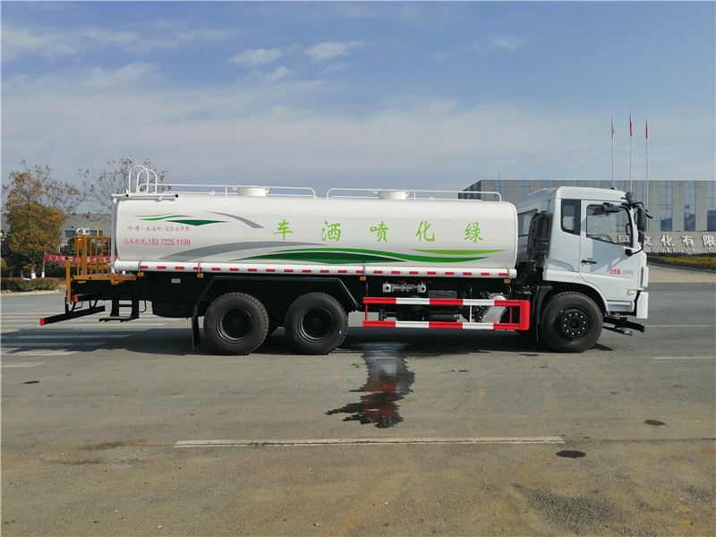 Camión aserrador Dongfeng montado en la parte inferior D17 con eje trasero dual y 20 metros cúbicos de agua