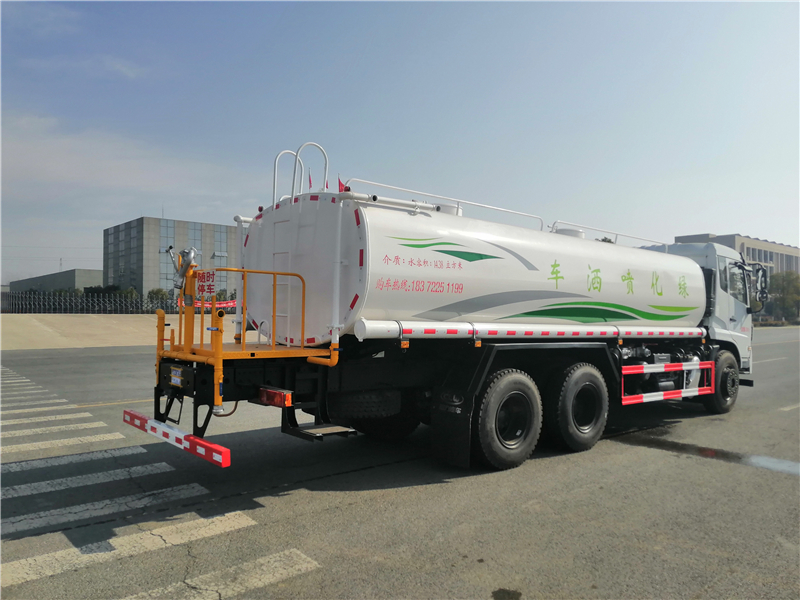 Camión aserrador Dongfeng montado en la parte inferior D17 con eje trasero dual y 20 metros cúbicos de agua
