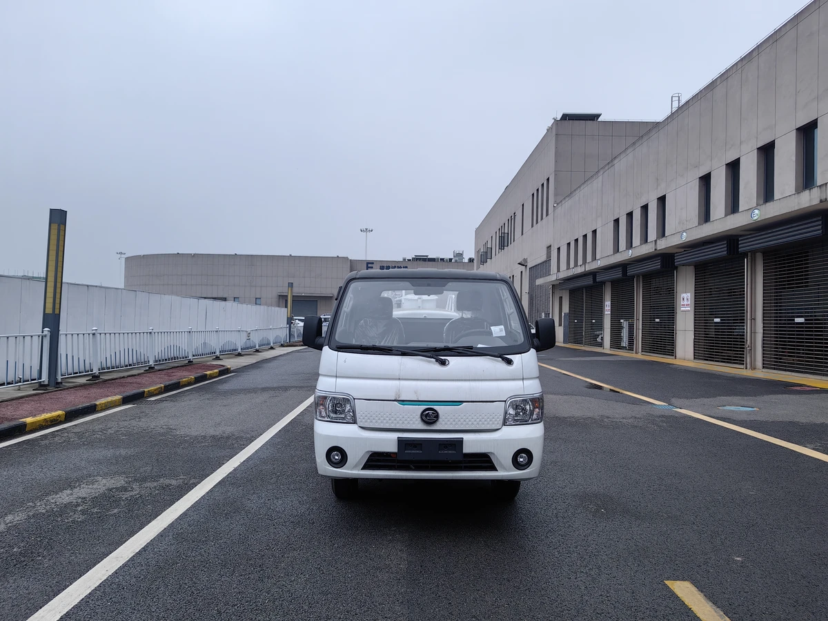Cisterna eléctrica de 4.5 toneladas - con una batería de 57.6 kWh montada en el lateral.