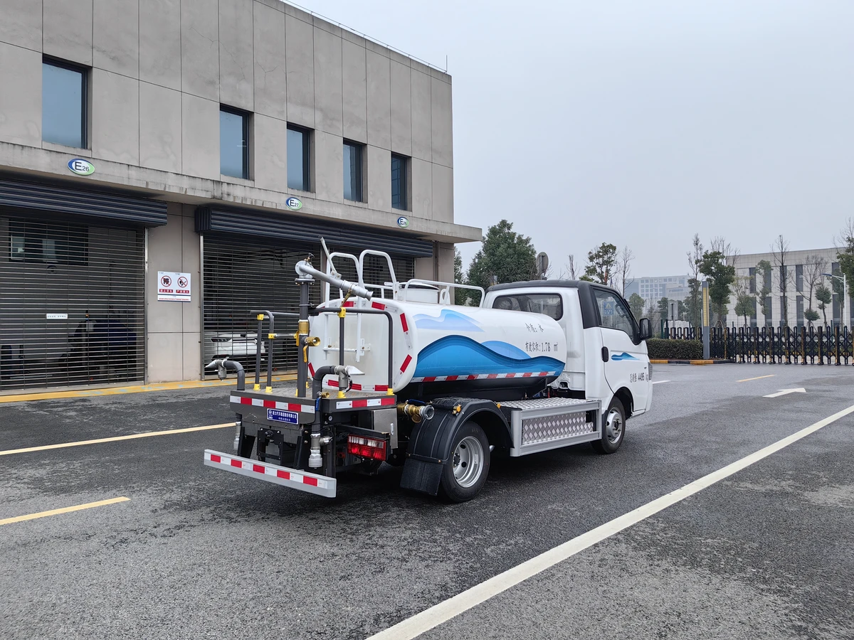 Cisterna eléctrica de 4.5 toneladas - con una batería de 57.6 kWh montada en el lateral.
