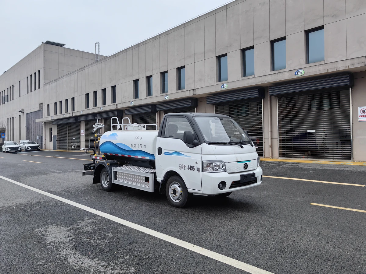 Cisterna eléctrica de 4.5 toneladas - con una batería de 57.6 kWh montada en el lateral.