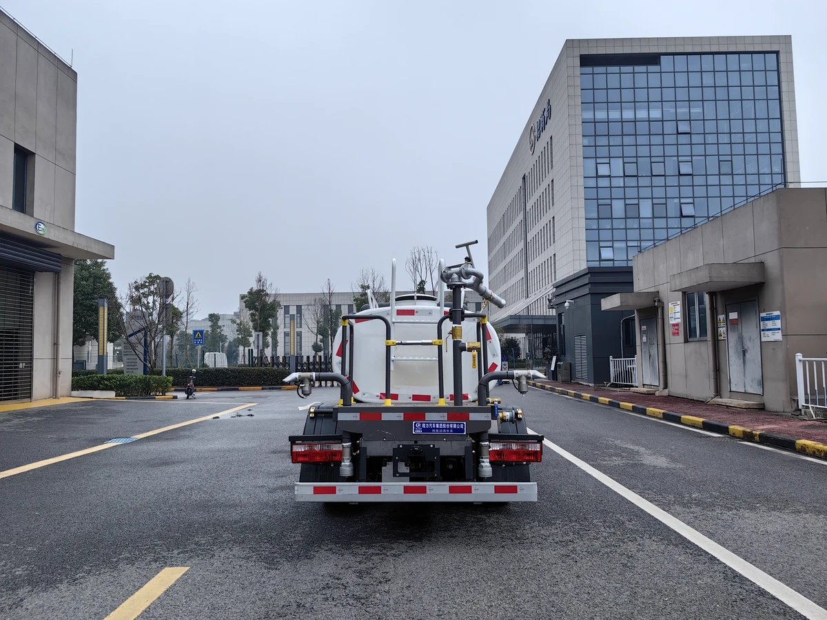 Cisterna eléctrica de 4.5 toneladas - con una batería de 57.6 kWh montada en el lateral.
