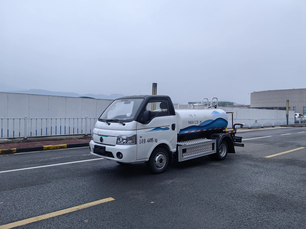 Cisterna eléctrica de 4.5 toneladas - con una batería de 57.6 kWh montada en el lateral.