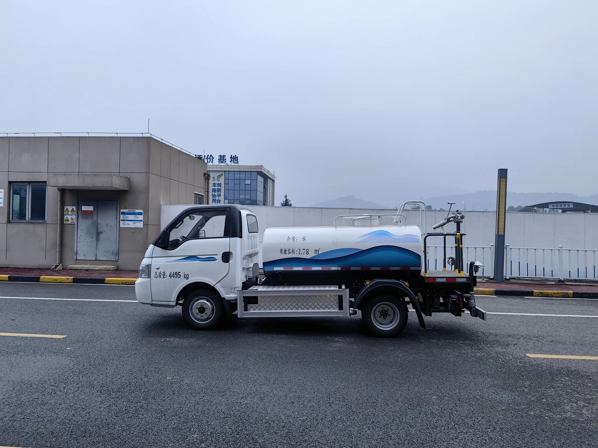 Cisterna eléctrica de 4.5 toneladas - con una batería de 57.6 kWh montada en el lateral.