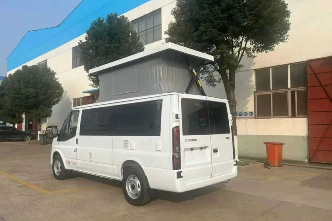 Caravana de tipo de venta de techo ultra-bajo de eje central de Jiangling Fushun [con elevador de techo rígido]