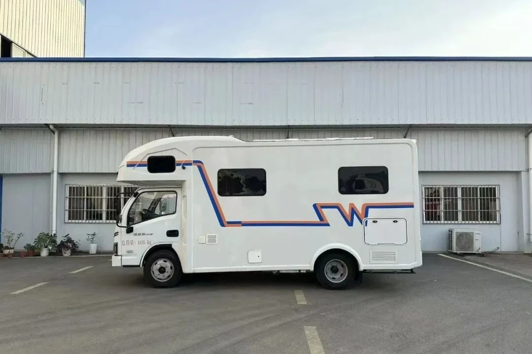 SAIC Yujian S100 Caravana de Venta Móvil [Entrada Central]
