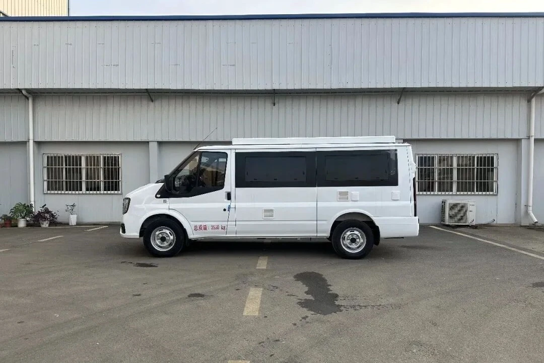 Caravana de tipo de venta de techo ultra-bajo de eje central de Jiangling Fushun [con elevador de techo rígido]