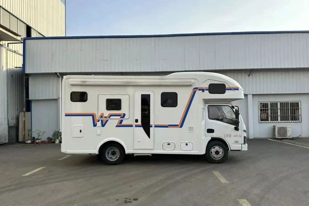 SAIC Yujian S100 Caravana de Venta Móvil [Entrada Central]