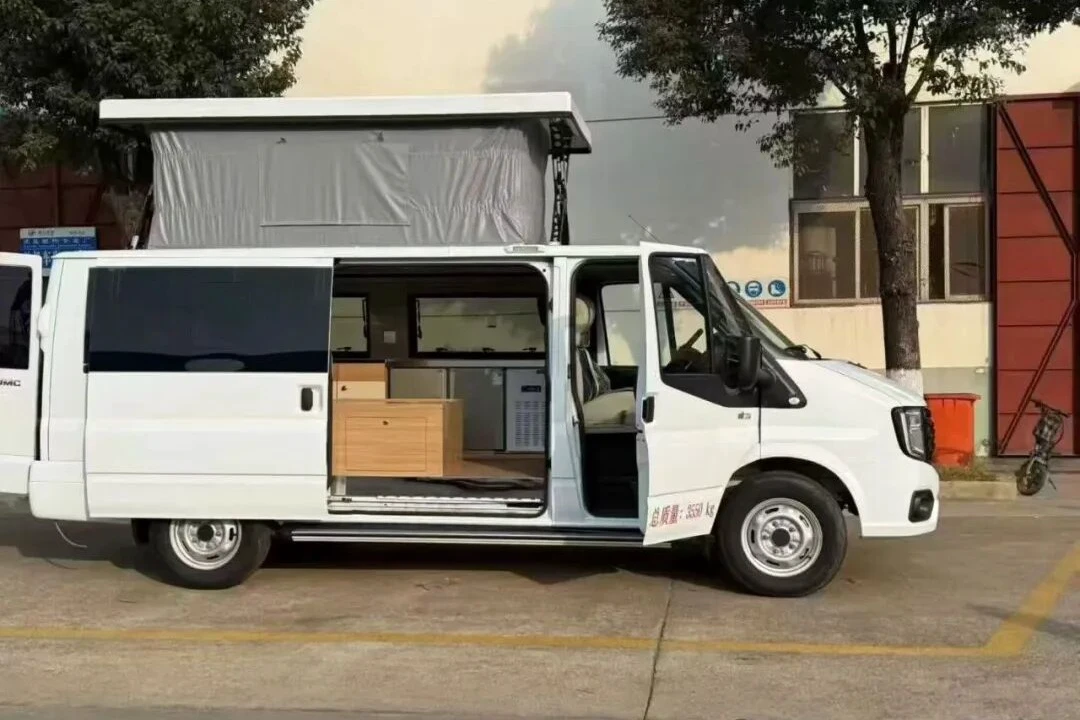 Caravana de tipo de venta de techo ultra-bajo de eje central de Jiangling Fushun [con elevador de techo rígido]